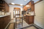 Fully equipped gourmet kitchen, light and bright